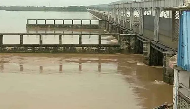 ମୁଣ୍ଡୁଳି ଓ ନରାଜ ଠାରେ ବିପଦ ସଙ୍କେତ ତଳେ ରହିଛି ଜଳସ୍ତର