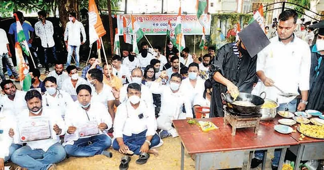 ଛାତ୍ର ଓ ଯୁବ କଂଗ୍ରେସ ପାଳିଲା ରାଷ୍ଟ୍ରୀୟ ବେରୋଜଗାର ଦିବସ: ପକୁଡ଼ି ଛାଣିଲେ, ଜୋତା ପଲିସ୍‌ କଲେ