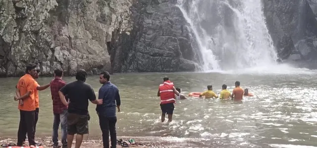 ପକଡ଼ାଝର ଜଳପ୍ରପାତରେ ବୁଡ଼ି ପର୍ଯ୍ୟଟକ ନିଖୋଜ, ପତ୍ନୀ ଓ ଦୁଇ ଡାକ୍ତର ବନ୍ଧୁ ଉଦ୍ଧାର