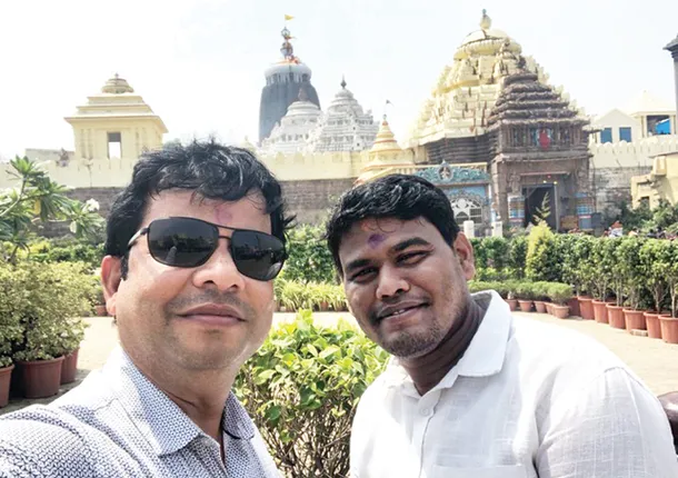 ଦୁଇ ହାତରେ ଉଡ଼ିବ ଗୁଡ଼ି