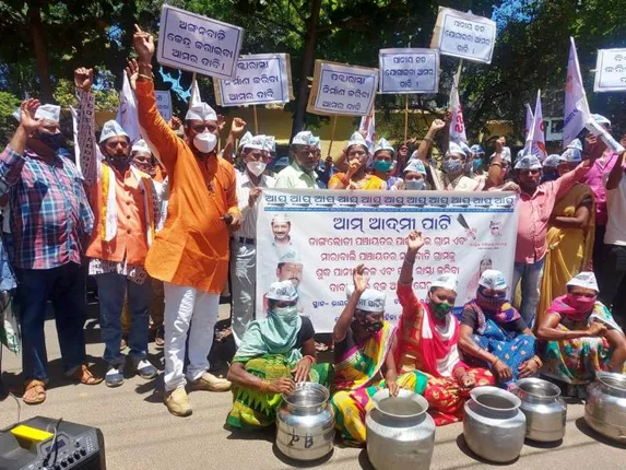 ପାଙ୍ଗାବାଇ, ସାନ୍ଧୁବାଡ଼ିକୁ ବିକାଶ ଅପହଞ୍ଚ; ରାୟଗଡ଼ା ବ୍ଲକ୍ ଅଫିସ୍ ଘେରିଲା ଆମ୍‌ ଆଦମୀ ପାର୍ଟି