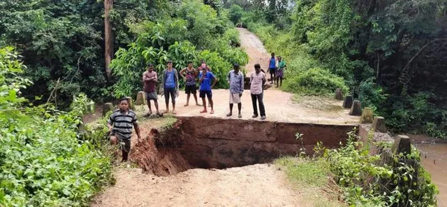 ଲଘୁଚାପ ବର୍ଷାରେ ପାହାଡ଼ରୁ ମାଡ଼ି ଆସିଲା ପାଣି, ଭାସିଗଲା ଆପ୍ରୋଚ୍ ରୋଡ୍, ଦବିଗଲା କଲର୍ଭଟ୍