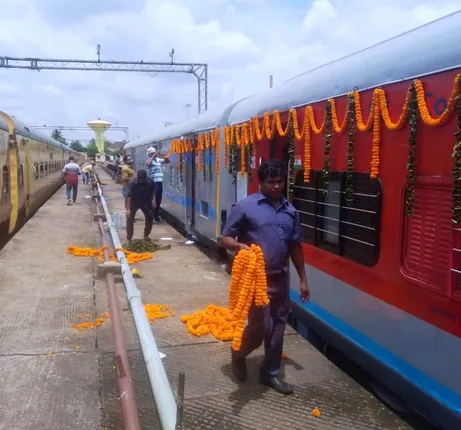 ନୂଆ କୋଚ୍ ସହ ଗଡ଼ିଲା ହୀରାଖଣ୍ଡ: ଆରାମଦାୟକ ସୁବିଧା ସହ ଦୁର୍ଘଟଣା ଓ ଝଟକା ମୁକ୍ତ ଯାତ୍ରା ପାଇଁ ଲାଗିଲା ଏଲଏଚବି କୋଚ୍