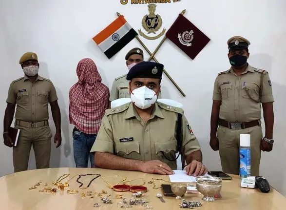 ଲୁଟ୍ ଘଟଣାର ପର୍ଦାଫାଶ: ହିଞ୍ଜିଳିରୁ ଲୁଟେରା ଗିରଫ, ଉଦ୍ଧାର ସୁନା-ରୂପା ସାମଗ୍ରୀ ମାଲିକଙ୍କୁ ହସ୍ତାନ୍ତର