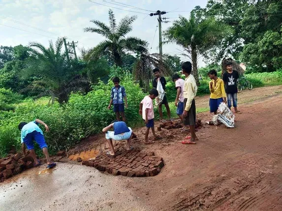 ଗାଁ ରାସ୍ତା ହେଲା ସମତୁଲ: ଠିକାଦାର ଖୋଳିଥିଲା, ପିଲାଏ ପୋତିଲେ 