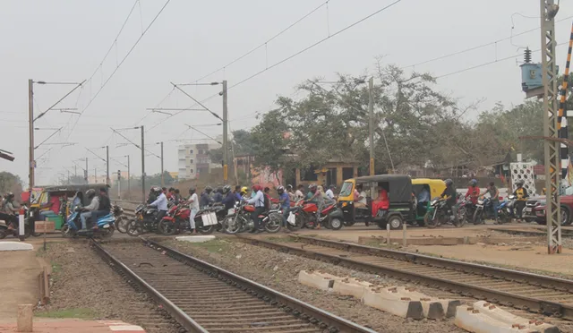 ବାଜିରେ ଲାଗୁଛି ଜୀବନ, ରାଜଧାନୀରେ ଦୁଇ ରେଳ ଓଭର ବ୍ରିଜ୍‌ କେବେ?