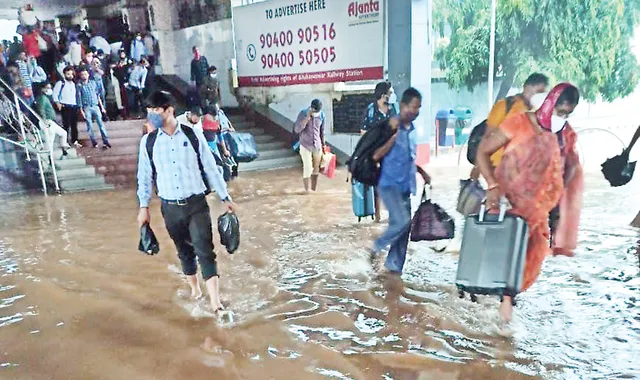 ଭୁବନେଶ୍ବର ରେଳ ଷ୍ଟେସନ ପ୍ରବେଶ ପଥରେ ଆଣ୍ଠୁଏ ପାଣି