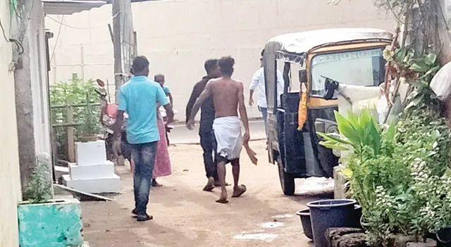 ତାରିଣୀ ବସ୍ତିରେ ବୁଲିଲା ଖଣ୍ଡା; ଘରେ ପଶି ଭାଙ୍ଗିଲେ, ହାଣିବାକୁ ଗୋଡ଼ାଇଲେ