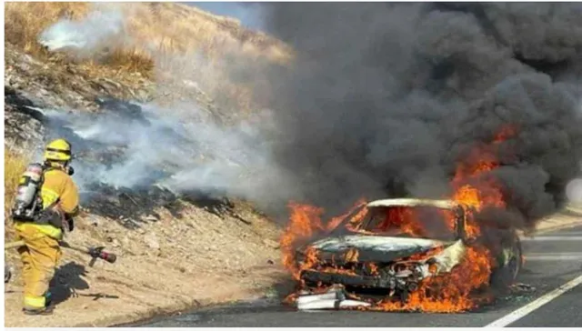 ହୁତୁହୁତୁ ହୋଇ ଜଳୁଥିବା କାର ଭିତରେ ଫସି ଯାଇଥିଲେ ବୃଦ୍ଧ ଦମ୍ପତ୍ତି: ଅଗ୍ନିଶମ କର୍ମଚାରୀ ବଞ୍ଚାଇଲେ ଜୀବନ