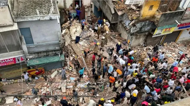 ପରିବା ମଣ୍ଡି ଅଞ୍ଚଳରେ ଭୁଶୁଡ଼ି ପଡ଼ିଲା ତିନିମହଲା କୋଠା: ଦୁଇ ଶିଶୁଙ୍କ ମୃତ୍ୟୁ