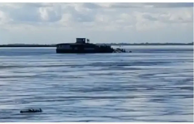 ୧୦୦ଜଣ ଯାତ୍ରୀଙ୍କୁ ନେଇ ଯାଉଥିବା ଦୁଇଟି ନୌକା ମଧ୍ୟରେ ଧକ୍କା, ଅନେକ ଯାତ୍ରୀ ନିଖୋଜ