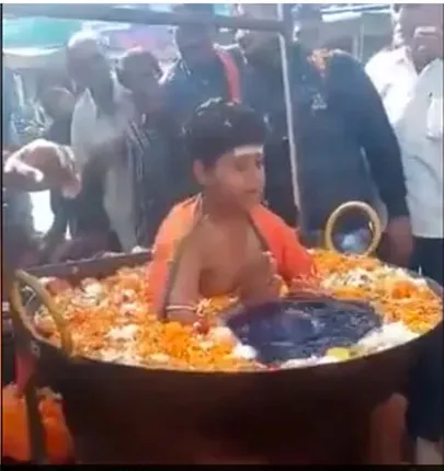 ଫୁଟୁଥିବା ଗରମ ପାଣିରେ ବସିଛି ଶିଶୁ: ଲୋକେ ଦେଖି ହେଲେ ଆଶ୍ଚର୍ଯ୍ୟ