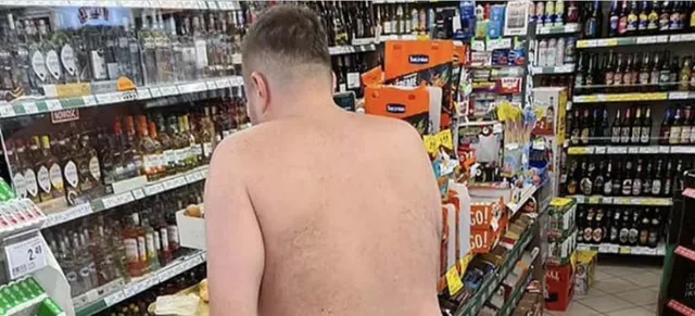 ଉଲଗ୍ନ ହୋଇ ମଦ କିଣିବା ପାଇଁ ଦୋକାନରେ ପହଞ୍ଚିବା ପୁଲିସ ଅଧିକାରୀଙ୍କୁ ମହଙ୍ଗା ପଡ଼ିଲା