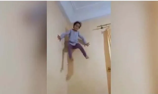 ଦେଖନ୍ତୁ ବିନା ସାହାରାରେ କିପରି କାନ୍ଥରେ ଚଢ଼ି ଯାଉଛି ଶିଶୁ