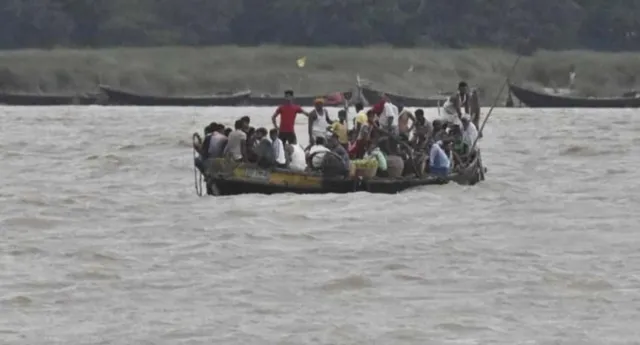 ମଝି ନଦୀରେ ବୁଡ଼ିଲା ଡଙ୍ଗା, ୨୨ଜଣ ଯାତ୍ରୀ ନିଖୋଜ