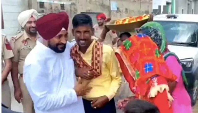 ଗାଡ଼ି ଅଟକାଇ ନବବିବାହିତଙ୍କୁ ଶୁଭେଚ୍ଛା ଜଣାଇଲେ ପଞ୍ଜାବ ମୁଖ୍ୟମନ୍ତ୍ରୀ