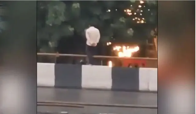 ଫ୍ଲାଏଓଭର ଉପରେ ଚଢ଼ି ଆତ୍ମହତ୍ୟା କରୁଥିବା ଯୁବକଙ୍କ ପାଖରେ ଦେବଦୂତ ସାଜି ପହଞ୍ଚିଲା ପୁଲିସ