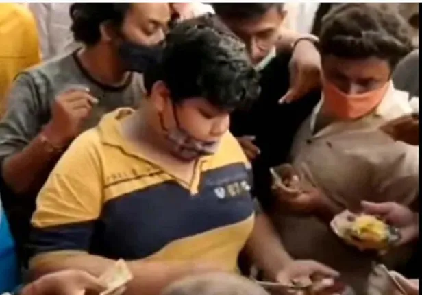 ନିଜ ପରିବାର ଚଳାଇବା ପାଇଁ ୧୪ ବର୍ଷର ବାଳକ ବିକ୍ରି କରୁଛି କଚୋଡ଼ି