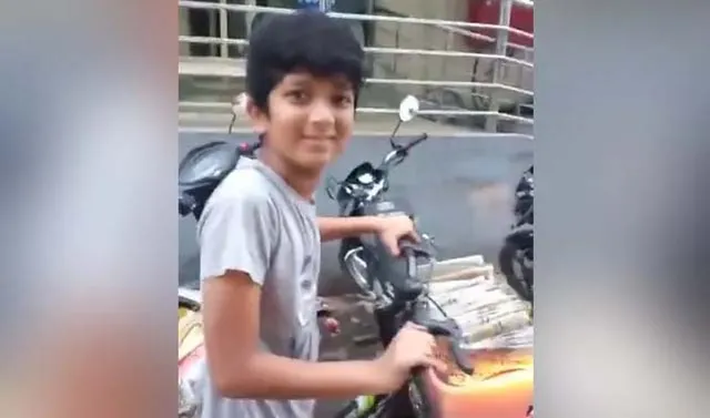 ପାଠପଢ଼ିବା ପାଇଁ ପ୍ରତିଦିନ ଘରଘର ବୁଲି ଖବରକାଗଜ ବାଣ୍ଟୁଛି ଶିଶୁ