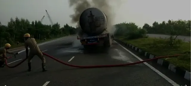 ଗ୍ୟାସ୍ ବୋଝେଇ ଟ୍ୟାଙ୍କର ଦୁର୍ଘଟଣା ପରେ ଗ୍ୟାସ୍ ଲିକ୍: ଘଟଣାସ୍ଥଳରେ ଅଗ୍ନିଶମ ବାହିନୀ