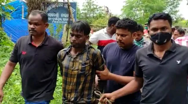 ଡ୍ରେନ୍‌ରୁ ଧରାପଡିଲା ଆର୍‌ଜିଏଚ୍‌ରୁ ଚମ୍ପଟ ଦୁଷ୍କର୍ମକାରୀ, ଦୁଇ କନେଷ୍ଟବଳ ନିଲମ୍ବିତ