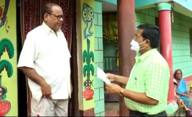 ଦର୍ପଣ ତହସିଲଦାରଙ୍କ ଅଭିନବ ପ୍ରୟାସ, ଘରଘର ବୁଲି ଜମିପଟ୍ଟା ବାଣ୍ଟୁଛନ୍ତି