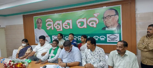 ବିଜେଡ଼ିରେ ଯୋଗ ଦେଲେ ପୂର୍ବତନ କଂଗ୍ରେସ ବିଧାୟକ ଚନ୍ଦ୍ରଶେଖର ମାଝୀ