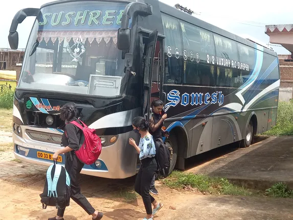 ଛାତ୍ରଛାତ୍ରୀଙ୍କୁ ନେଇ ପିକିନିକ୍ ଯିବାବେଳେ ବସକୁ ଜବତ କଲା ପରିବହନ ବିଭାଗ