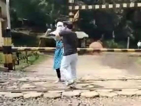 ଟ୍ରେନ ସାମ୍ନାକୁ ଡେଇଁ ଆତ୍ମହତ୍ୟା କରିବାକୁ ଯାଉଥିବା ଯୁବତୀଙ୍କୁ ବଞ୍ଚାଇଲେ ଅଟୋ ଚାଳକ