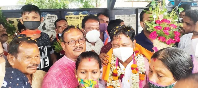 କେନ୍ଦ୍ରମନ୍ତ୍ରୀଙ୍କ ଧମକ: ରାଜ୍ୟ ହୋର୍ଡିଂ ଫୋପାଡ଼ି ଦିଆଯିବ