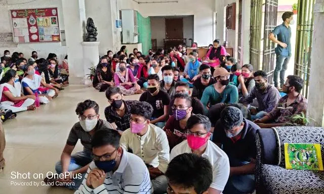 ରାଗିଂ ଅଭିଯୋଗରେ ଛାତ୍ରଙ୍କୁ ଡିନ୍‌ଙ୍କ ମାଡ଼! ପ୍ରତିବାଦରେ ଛାତ୍ରଛାତ୍ରୀଙ୍କ ଆନ୍ଦୋଳନ