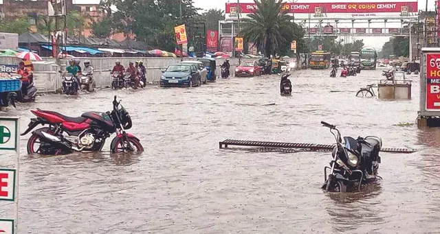 କମୁନି ସହରରେ ଜଳବନ୍ଦୀ ସମସ୍ୟା, ଲୋକ ରାସ୍ତା ଡିଭାଇଡର୍‌ ଭାଙ୍ଗି ବସାଇଲେ ପାଣି ପମ୍ପ