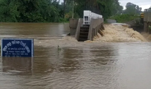 ଲଗାଣ ବର୍ଷାରେ ପାଟଣାଗଡ଼ରେ ଜଳବନ୍ଦି ଘଟଣା: କ୍ଷୁଦ୍ର ଜଳସେଚନ ବିଭାଗକୁ ଦାୟୀ କଲେ ଲୋକେ