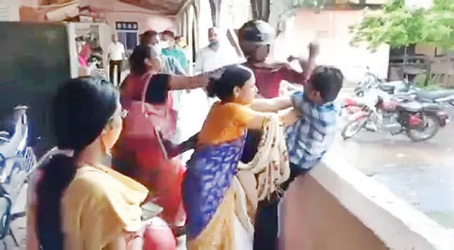 ଛାଡ଼ପତ୍ରକୁ ନେଇ ହାଇଡ୍ରାମା: ଜିଲ୍ଲାପାଳ ଅଫିସ୍‌ରେ ସ୍ବାମୀ-ସ୍ତ୍ରୀ ମାରପିଟ୍‌