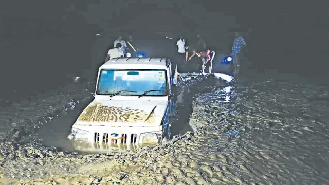 ରାତିଅଧିଆ ପୁଲିସ ବାରାକ୍‌ରେ ପହଞ୍ଚିଲା ସମୁଦ୍ରର ଚୋରା ବାଲିରେ ଫସିଥିବା ଗାଡ଼ି