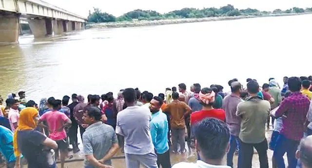 ନଦୀରେ ଭାସିଗଲେ ବୃଦ୍ଧ, ଛାତ୍ର