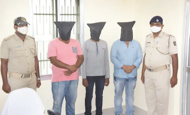 ବ୍ରାଉନସୁଗାର ଜବତ, ୩ ଗିରଫ; ଜବତ କାର୍‌ରେ ଲେଖାଯାଇଛି ଭାରତ ସରକାର