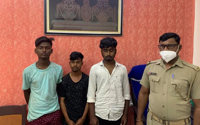 ଛୁରା ମାଡ଼ କରି କେଟିଏମ୍‌ ବାଇକ୍‌ ଲୁଟ୍‌, ୩ ଗିରଫ