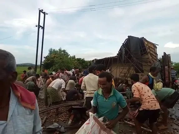 ଓଲଟିଲା ଆଳୁ ବୋଝେଇ ଟ୍ରକ୍, ଲୋକେ ବୋହି ନେଇଗଲେ ଆଳୁ