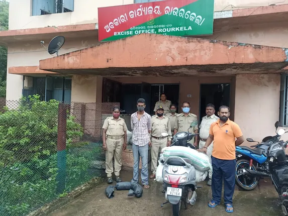 ୪ ଦେଶୀ ମଦ ବେପାରି ଗିରଫ, ୨୧୪ ଲିଟର ଦେଶୀ ମଦ-ସ୍କୁଟି ଜବତ