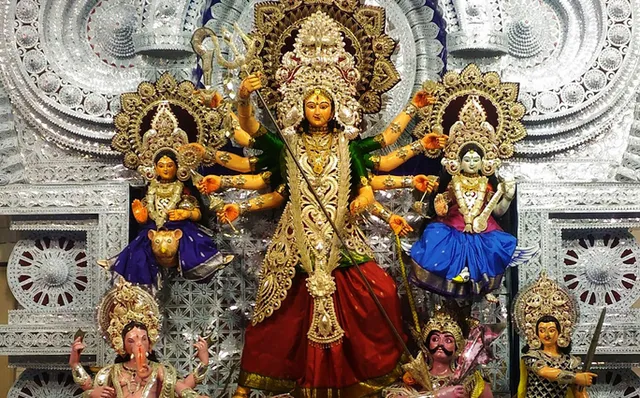 ଚମକହୀନ କଟକ ଦଶହରା: କେବଳ ଗୋଟିଏ ଚାନ୍ଦି ମେଢ଼, ଦୁଇ ମଣ୍ଡପରେ ସୁନା ମୁକୁଟ