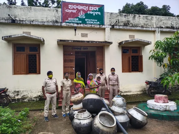 ବେଆଇନ ମଦ ଭାଟିରେ ଚଢ଼ଉ : ୩୦ ଲିଟର ମଦ ଜବତ, ଦୁଇ ଗିରଫ