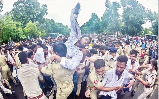 ଓଏସ୍‌ଏସ୍‌ସି‌ ଦୁର୍ନୀତି ବିରୋଧରେ ବିଧାନସଭା ଘେରିଲା ଛାତ୍ର କଂଗ୍ରେସ
