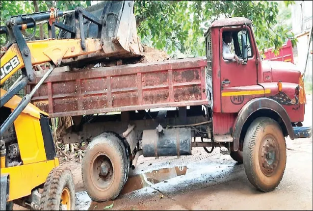 ରାସ୍ତା ଉପରେ ଗଦା ହେଉଛି ନିର୍ମାଣ ଆବର୍ଜନା: ଚେତିଲା ବିଏମ୍‌ସି, ୧୩ଜଣଙ୍କୁ ନୋଟିସ୍‌