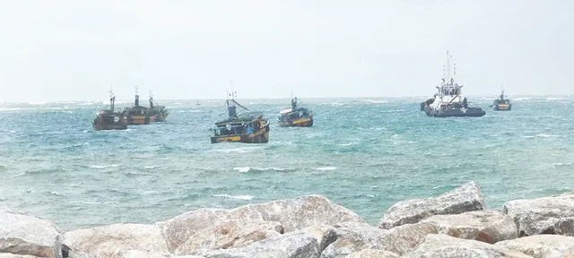 ସମୁଦ୍ରରେ ଫସିଛି ୩୨ରୁ ଅଧିକ ଆନ୍ଧ୍ର ଟ୍ରଲର୍, ଅଟକିଛନ୍ତି ୨୦୦ରୁ ଅଧିକ ମତ୍ସ୍ୟଜୀବୀ