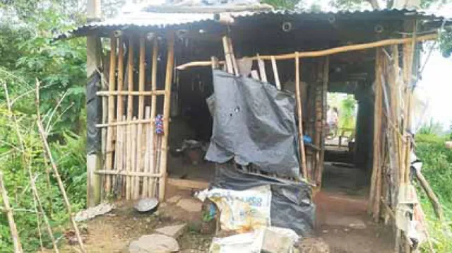 ୮ ବର୍ଷ ହେଲା ପାଇଖାନା ଘରେ ବିତୁଛି ଜୀବନ, କାଗଜପତ୍ର ନଥିବାରୁ ମିଳୁନି ଆବାସ