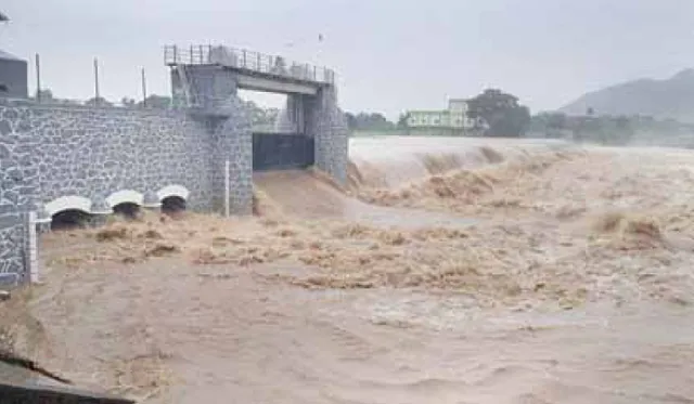 ବଦଳିଗଲା ମାଧବରିଡ଼ା ଆନିକଟ ରୂପ: ସପ୍ତାହକ ତଳେ ଶୁଖିଲା ପଡ଼ିଥିଲା, ଏବେ ତିନିନଦୀର ପାଣିରେ ଉଛୁଳୁଛି