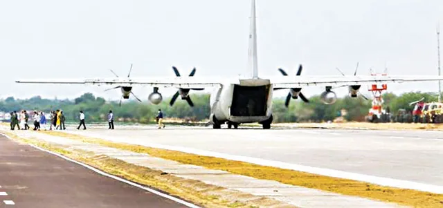 ରାଜପଥରେ ଓହ୍ଲାଇଲା ବାୟୁସେନା ବିମାନ