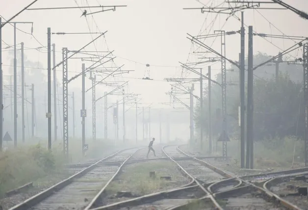 ଖୁସିରେ ସ୍ତ୍ରୀକୁ ଭେଟିବାକୁ ଦୌଡ଼ି ଯାଉଥିବା ବେଳେ ଟ୍ରେନ ଧକ୍କାର ଶିକାର ହେଲେ ସ୍ବାମୀ