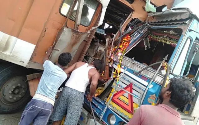 ଦୁଇ କଣ୍ଟେନର୍ ମୁହାଁମୁହିଁ ଧକ୍କା, ଉଭୟ ଚାଳକ ଆହତ